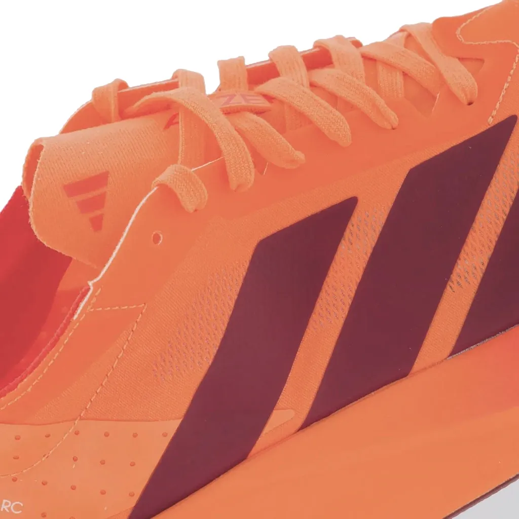Detalhe do tênis Adidas ADIZERO DRIVE RC masculino laranja destacando o solado e o fechamento com cadarço